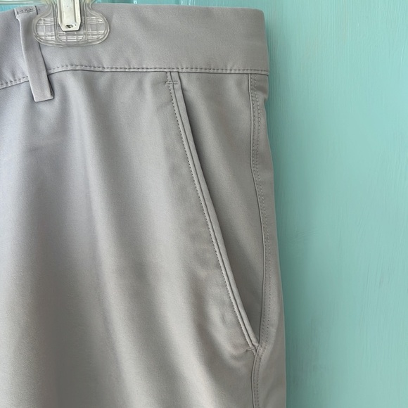 Greg Norman 9in Tech Short in Light Grey - Picture 3 of 7